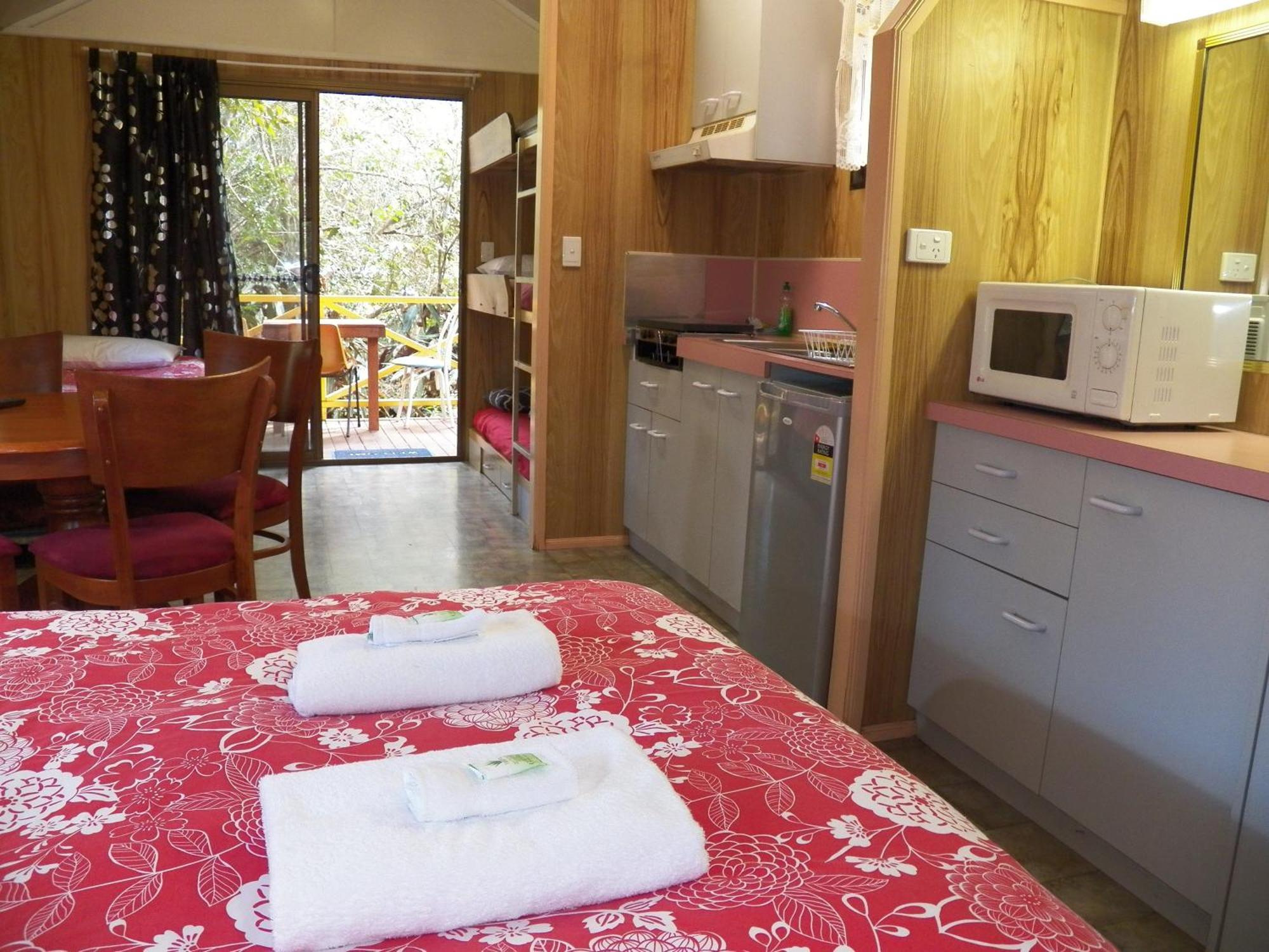 Lake Eacham Tourist Park & Cabins Oda fotoğraf